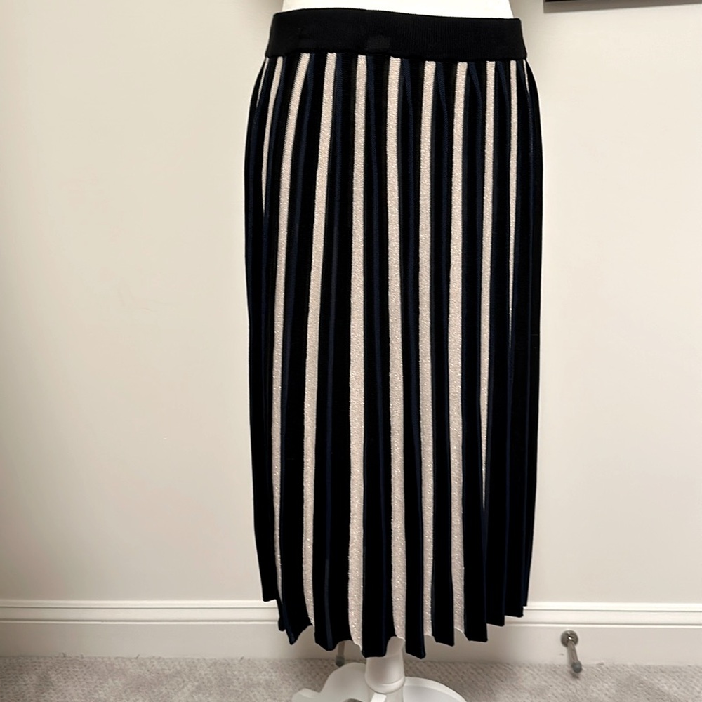 Leo & Sage. SZ M. Black, navy, ivory w/gold lame knit pleated skirt.